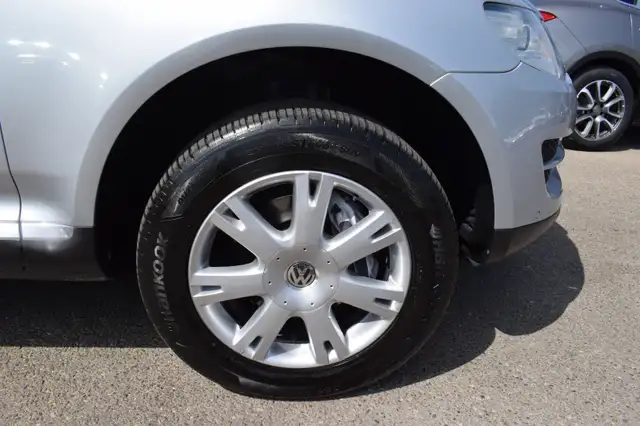 Volkswagen Touareg view 9