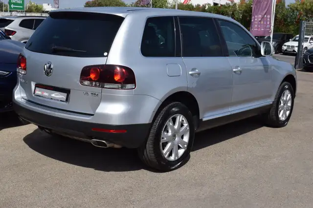 Volkswagen Touareg view 3