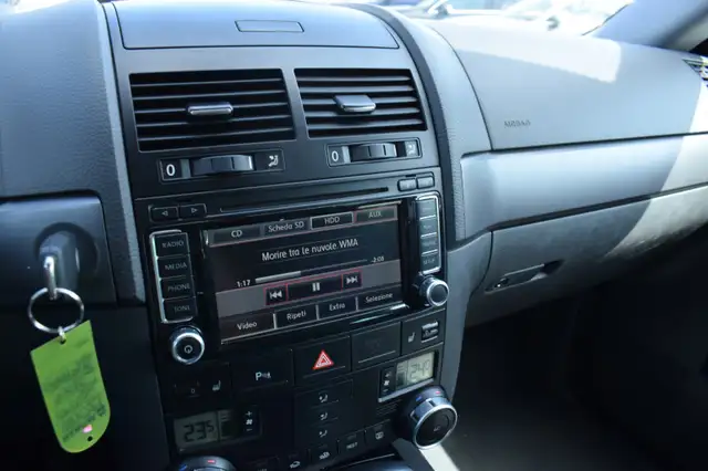 Volkswagen Touareg view 14
