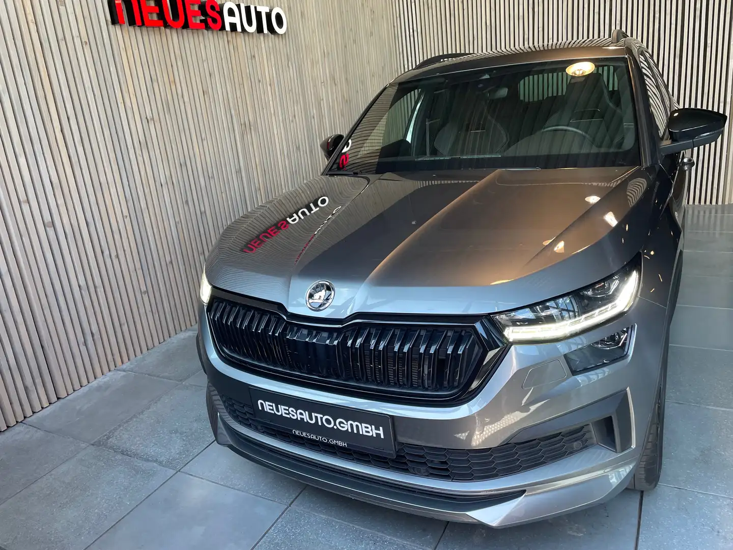 Skoda Kodiaq Sportline 4x4*Voll*Pano*1.Besitz*AHK*ACC*Werksgar. Grau - 2