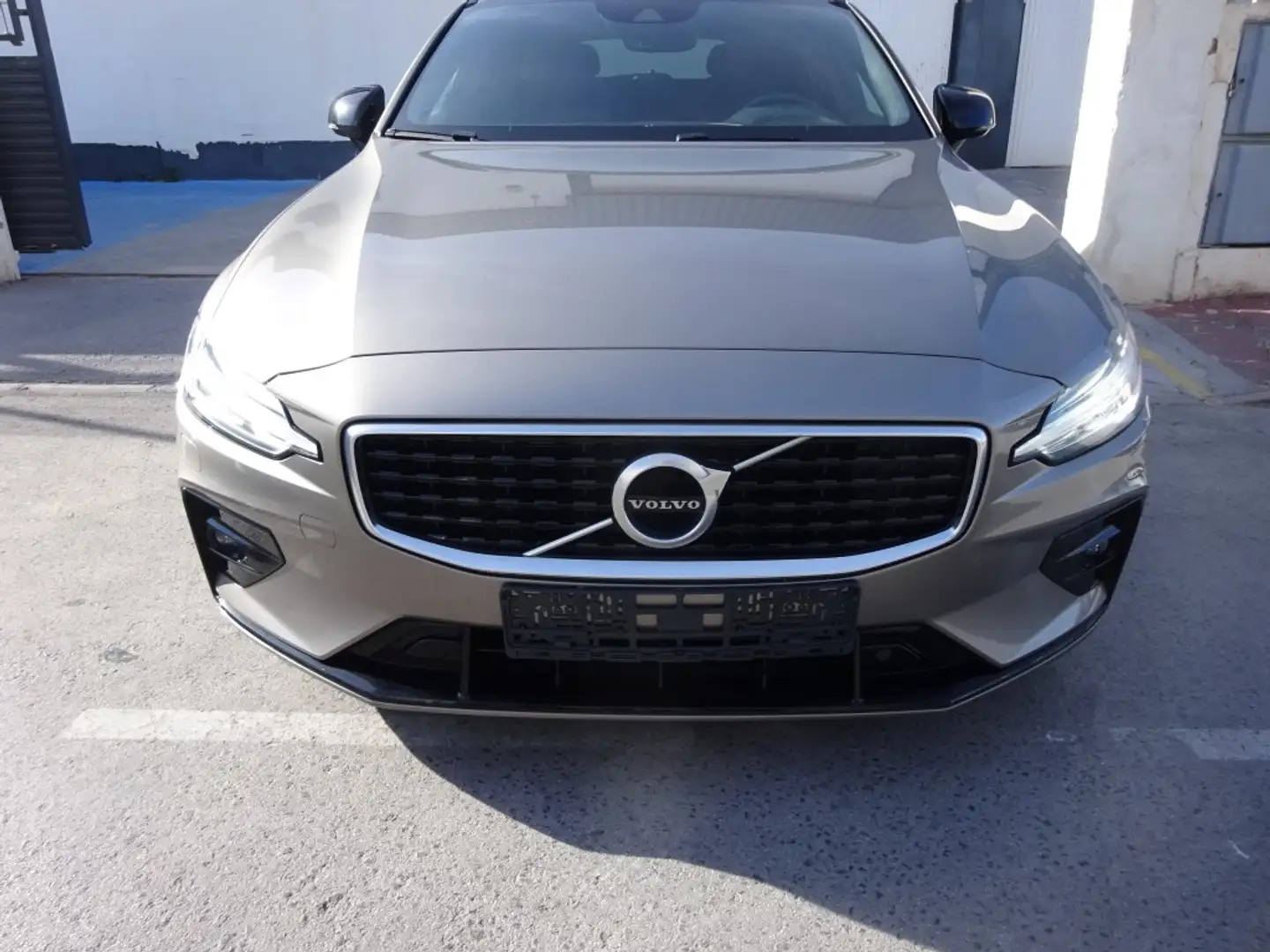 Volvo V60 D4 R-Design Aut. Gris - 2