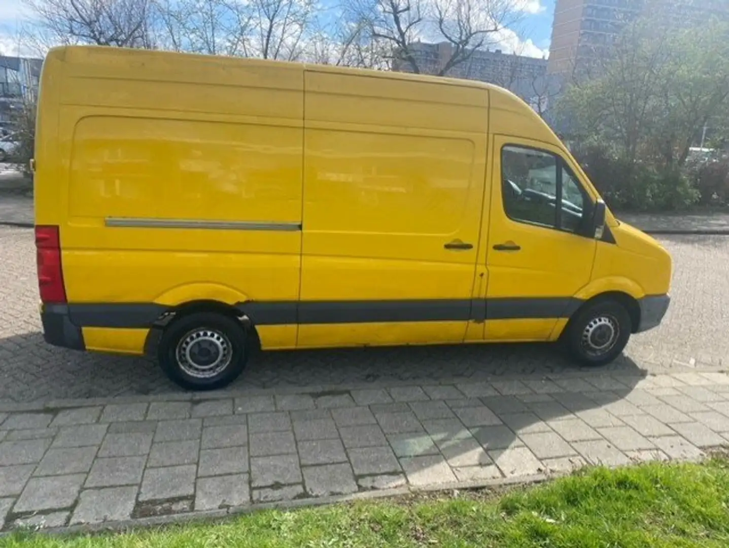 Volkswagen Crafter 30 2.5 TDI L2H2 Yellow - 2