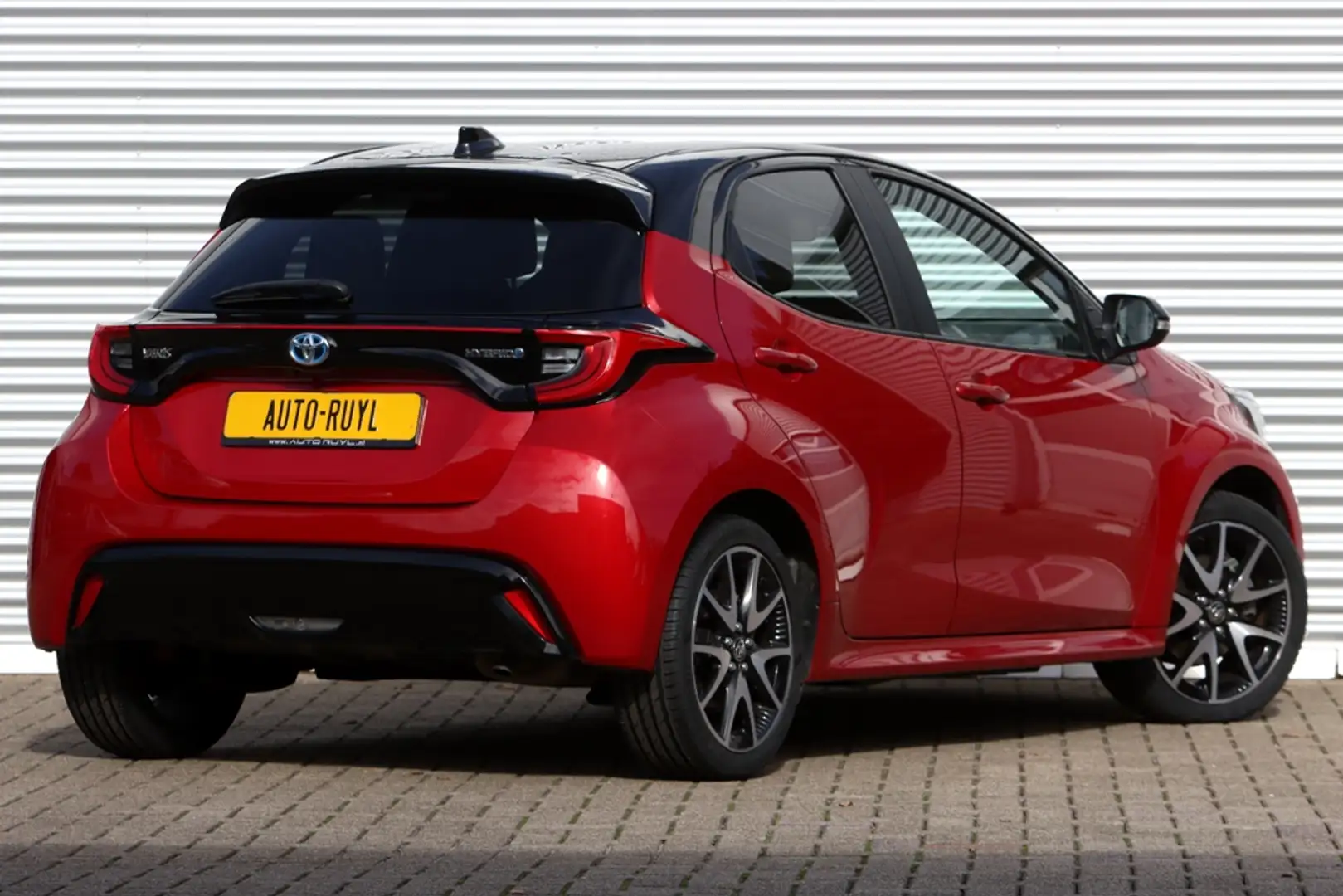 Toyota Yaris 1.5 Hybrid Executive Bi-Tone Rood - 2