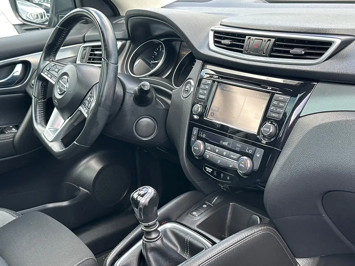 Nissan Qashqai 1.2 N-Connecta Navi Panoramdak Cruise Airco Pdc Ni Zwart - 2