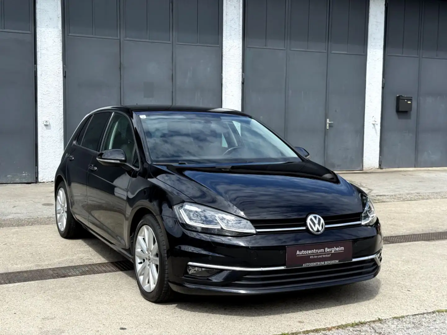 Volkswagen Golf Highline 1,6 TDI DSG Schwarz - 1
