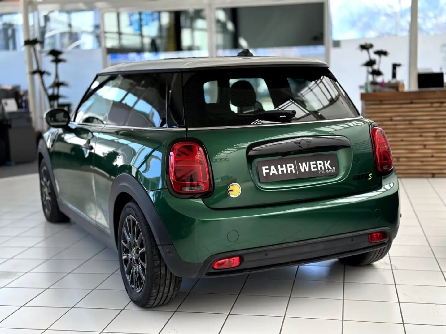 MINI Cooper SE 32,6kWh Aut. *PANO* *RFK* *Apple CarPlay* Grün - 2