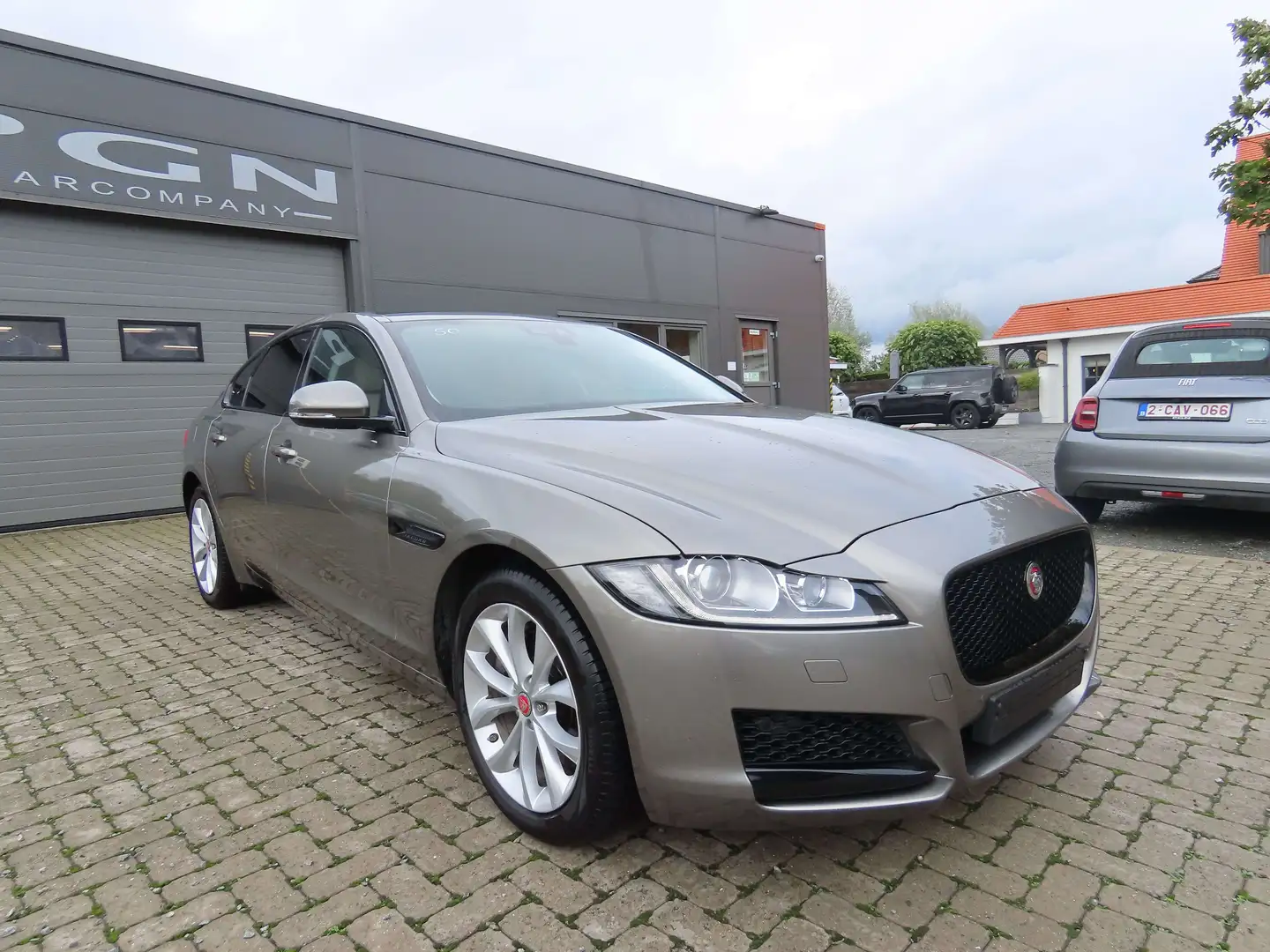Jaguar XF 2.0 T  BENZINE Portfolio (EU6.2) Beige - 1