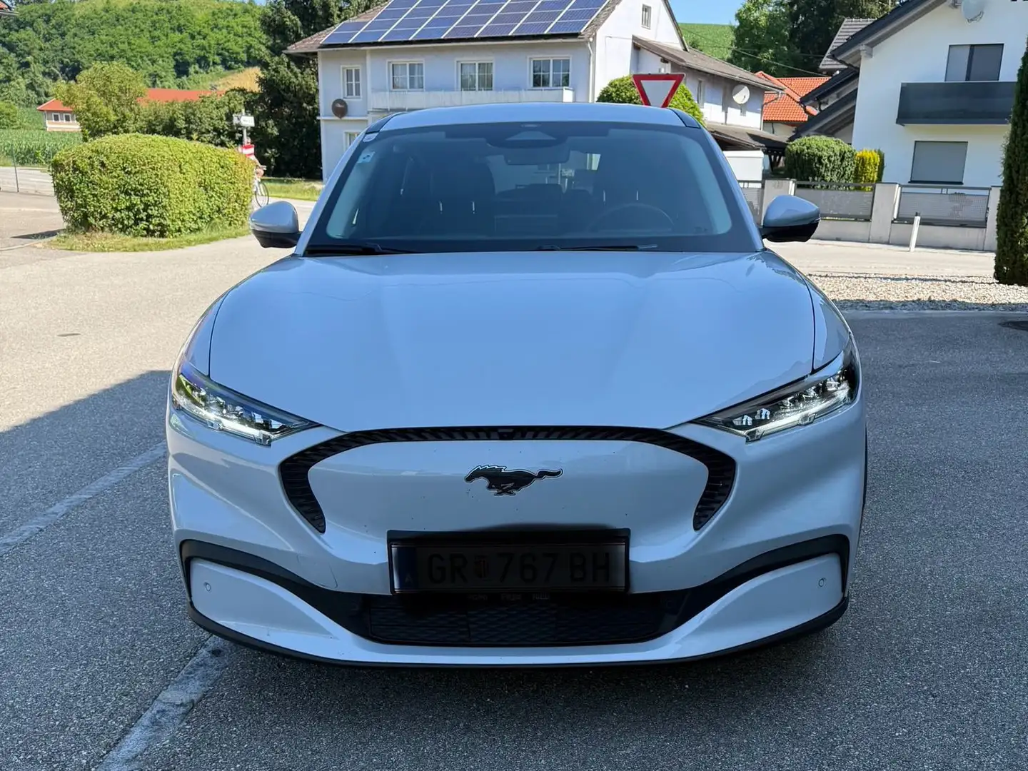 Ford Mustang Mach-E Elektro 88kWh Extended Range Silber - 1