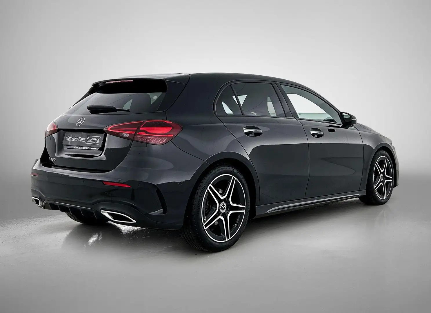 Mercedes-Benz A 180 A AMG Line | Smartphone Integratie | Night Pack| K Zwart - 2