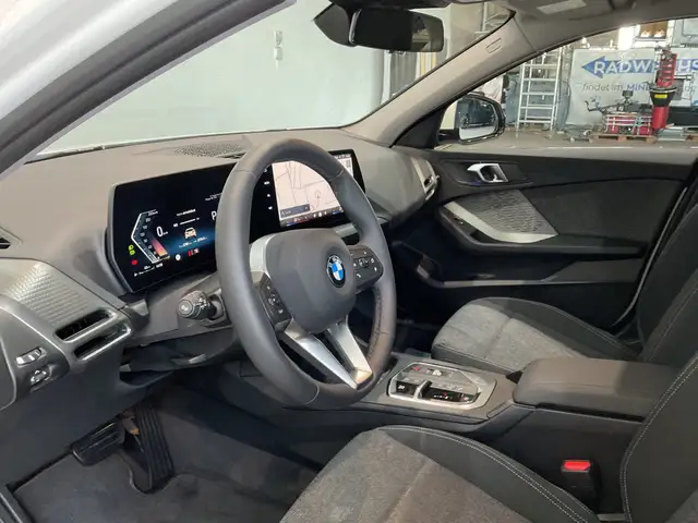 BMW 1 Series view 6