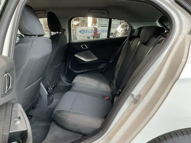 BMW 1 Series view 9