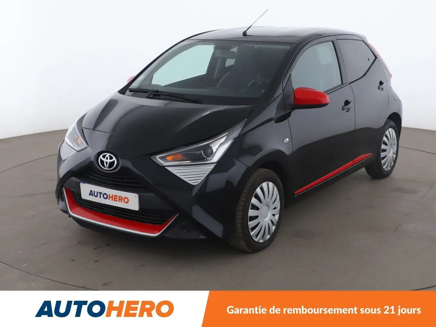 Toyota Aygo 1.0 VVT-i X-Play X-Shift Noir - 1