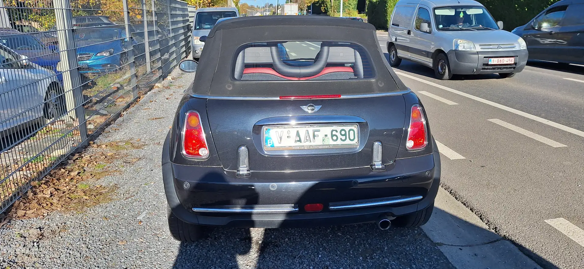 MINI Cooper Cabrio Mini Cabriolet 1.6i 16v Cooper Zwart - 2