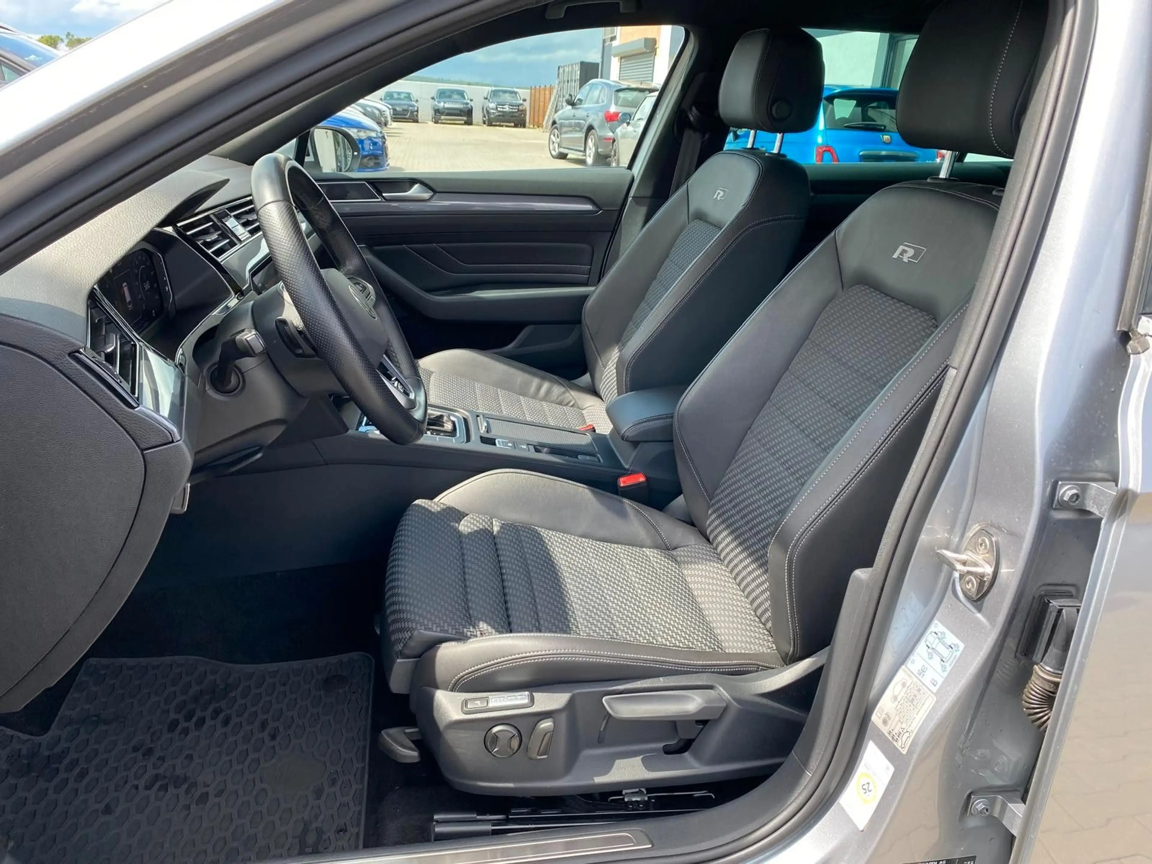 Volkswagen Passat Variant Business 4Motion/ R-Line — photo 13