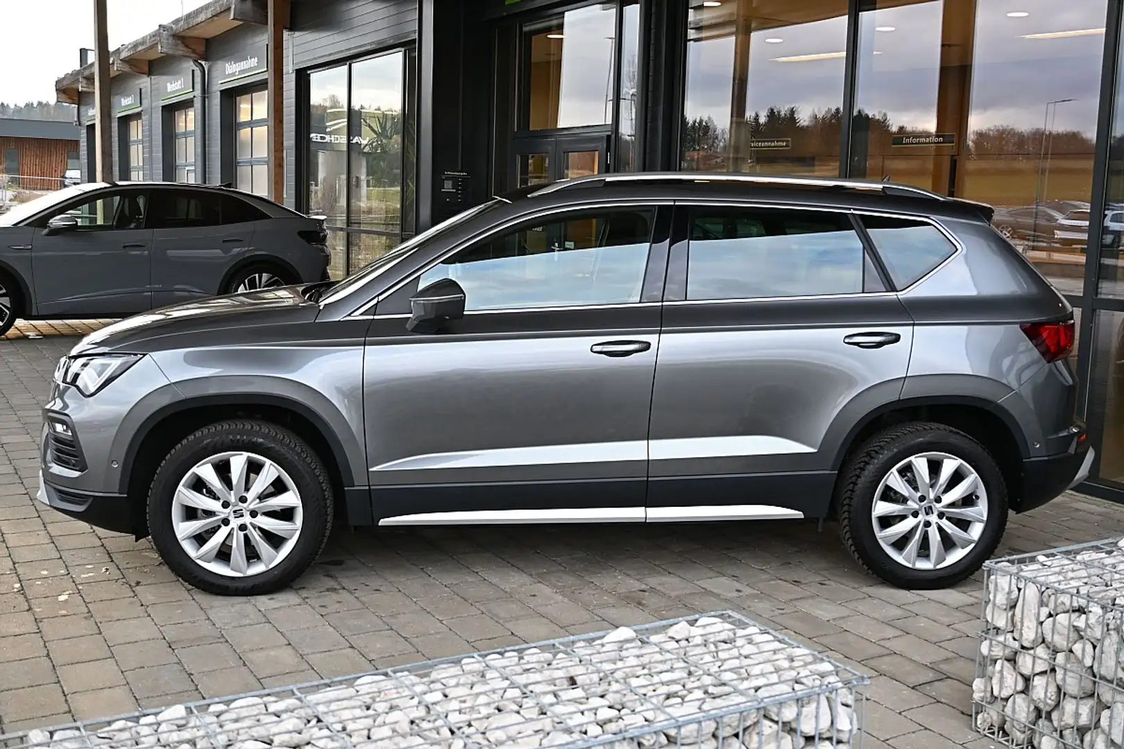 SEAT Ateca 1,5 Xperience ACT TSI DSG ACC, LED, Navi, eKlap... Grau - 2