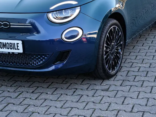 Fiat 500E view 3