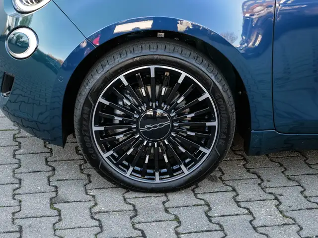Fiat 500E view 4