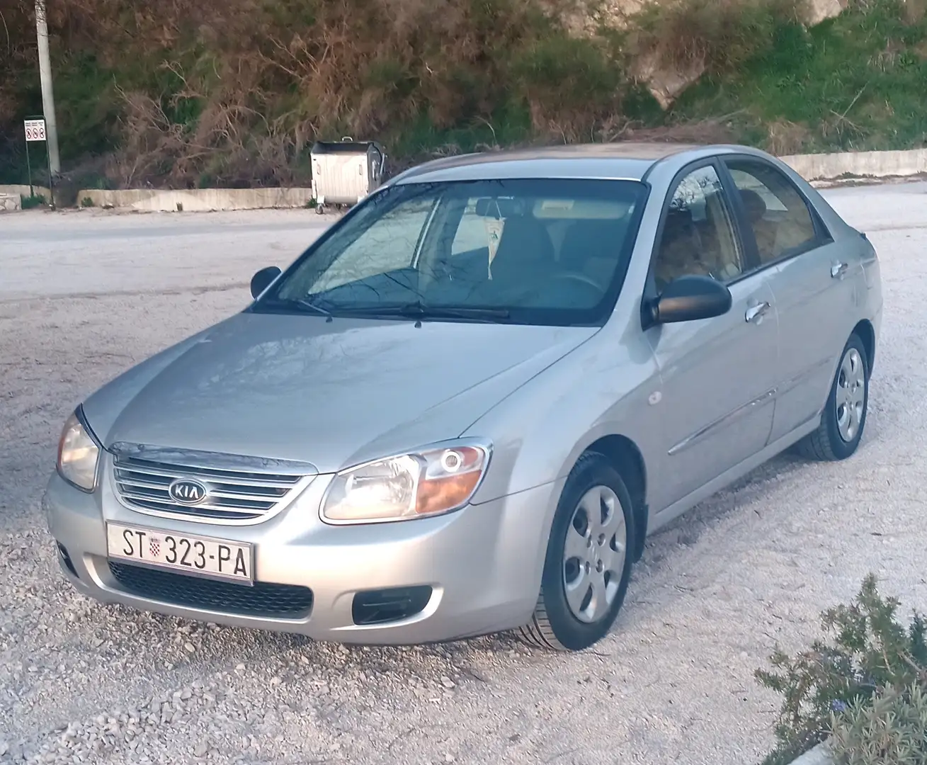 Kia Cerato 1.6 CRDI LX Silber - 1