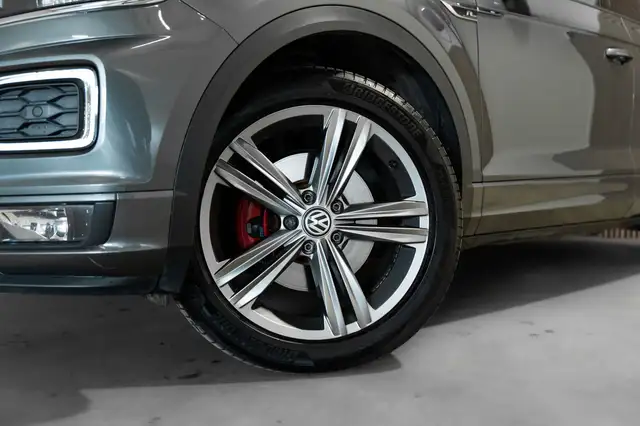 Volkswagen T-Roc view 3