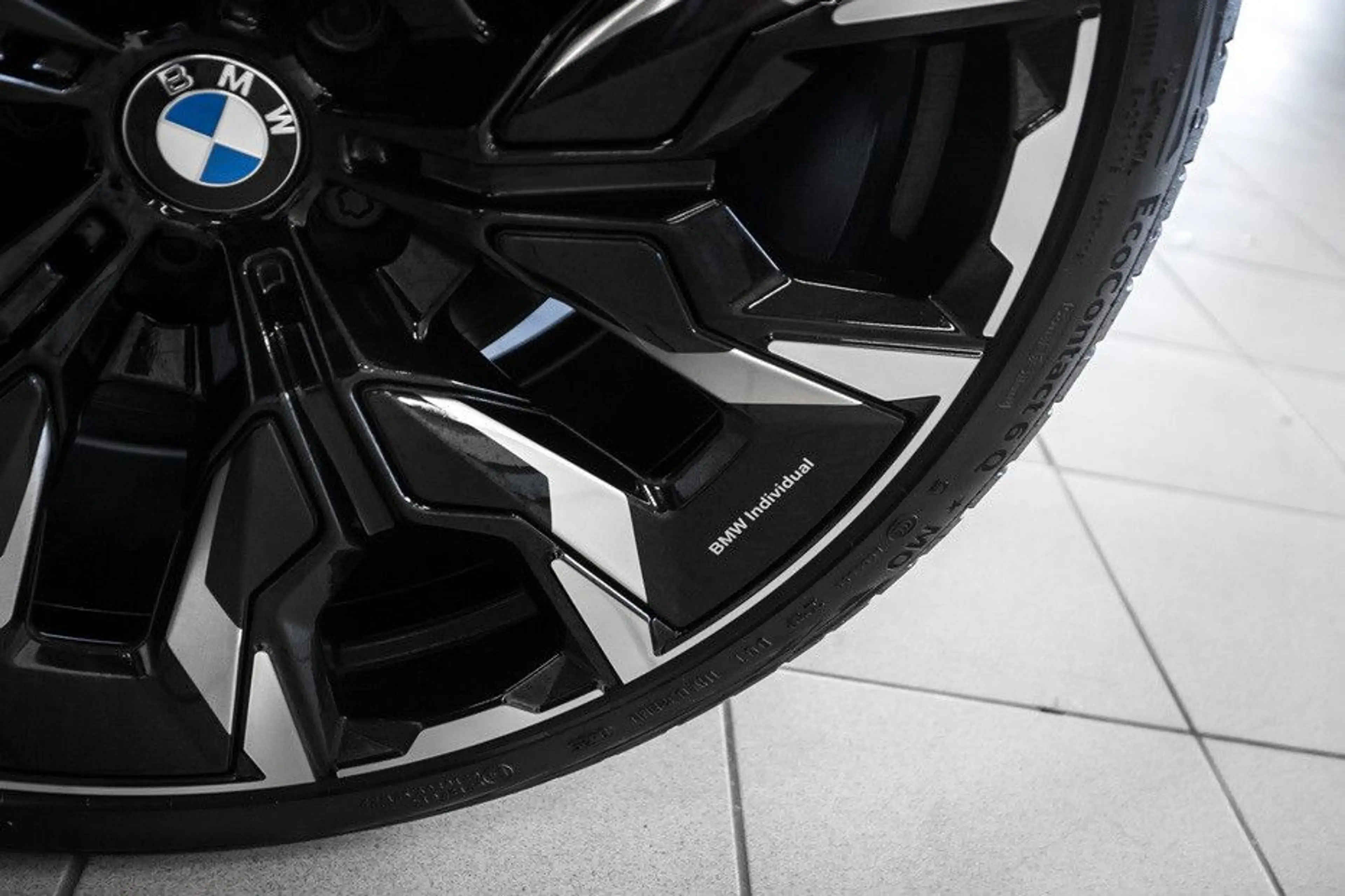 BMW 540 d xDrive M-Sport-Pro B&W Iconic-Glow R20 — photo 12