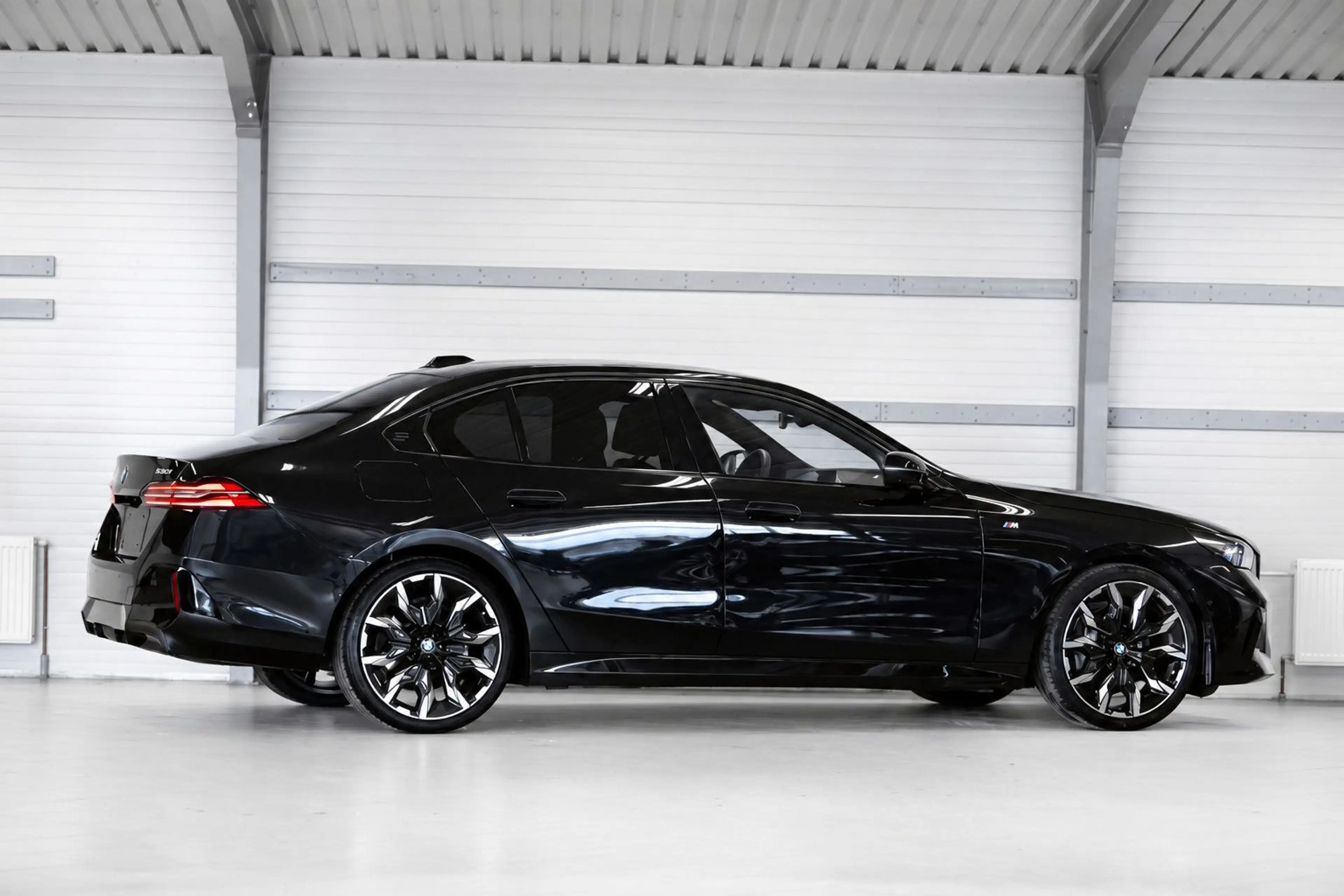 BMW 540 d xDrive M-Sport-Pro B&W Iconic-Glow R20 — photo 4