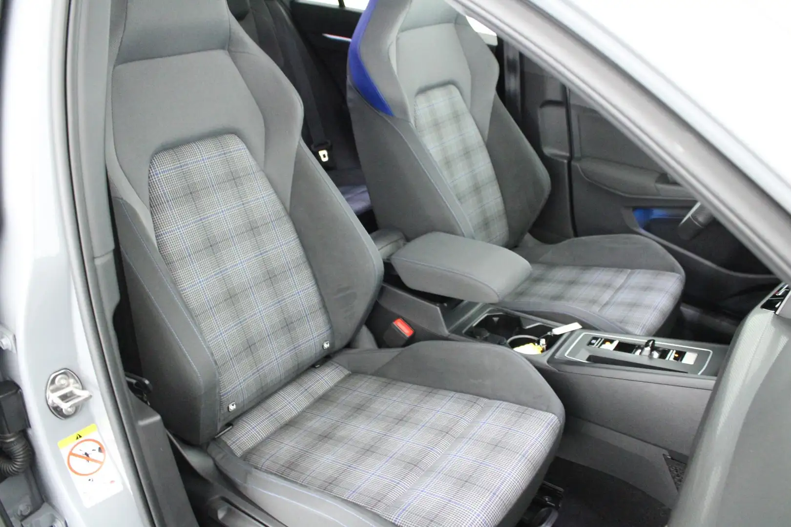 Volkswagen Golf GTE 1.4 245pk eHybrid Stoelverwarming Panoramadak Virt Gris - 2