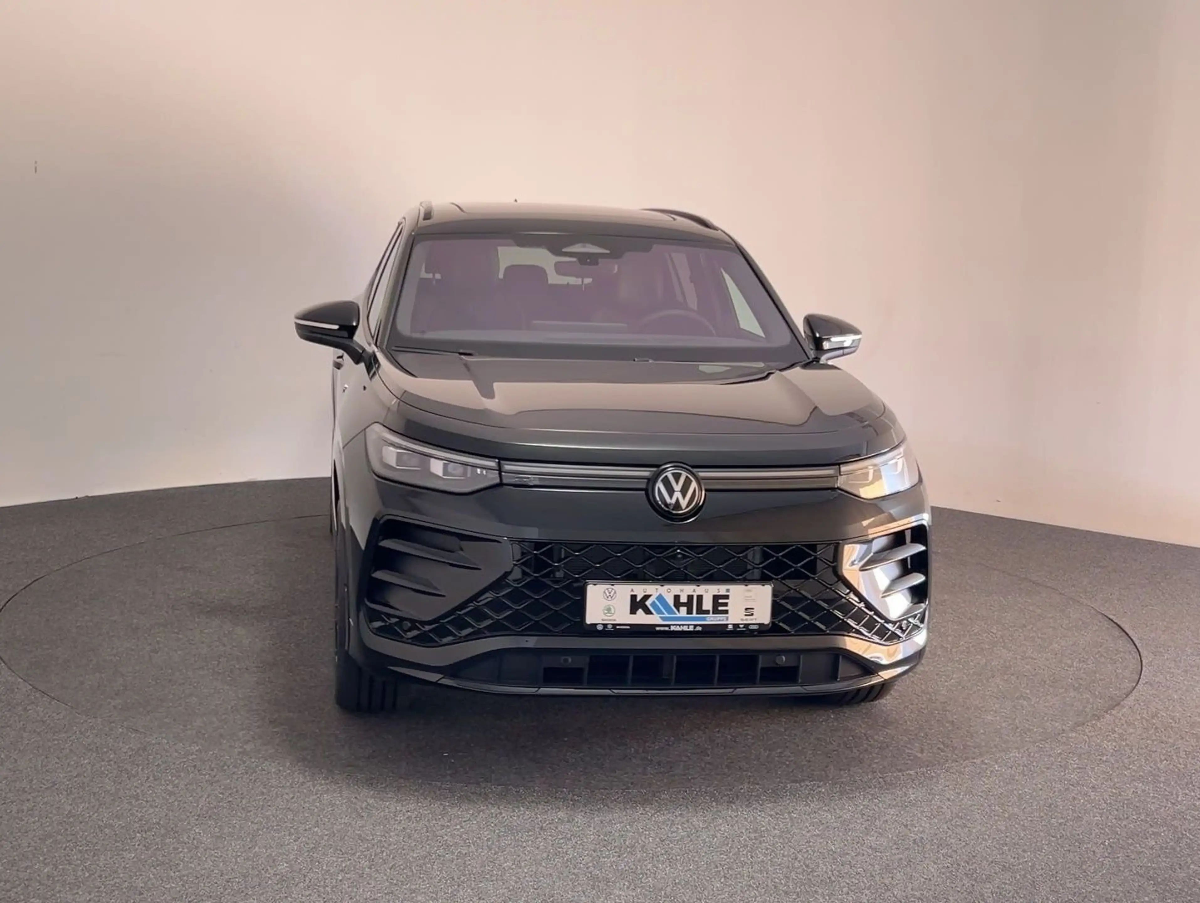 Volkswagen Tayron 1.5 eHybrid DSG R-Line CarPlay Pano Black — photo 4