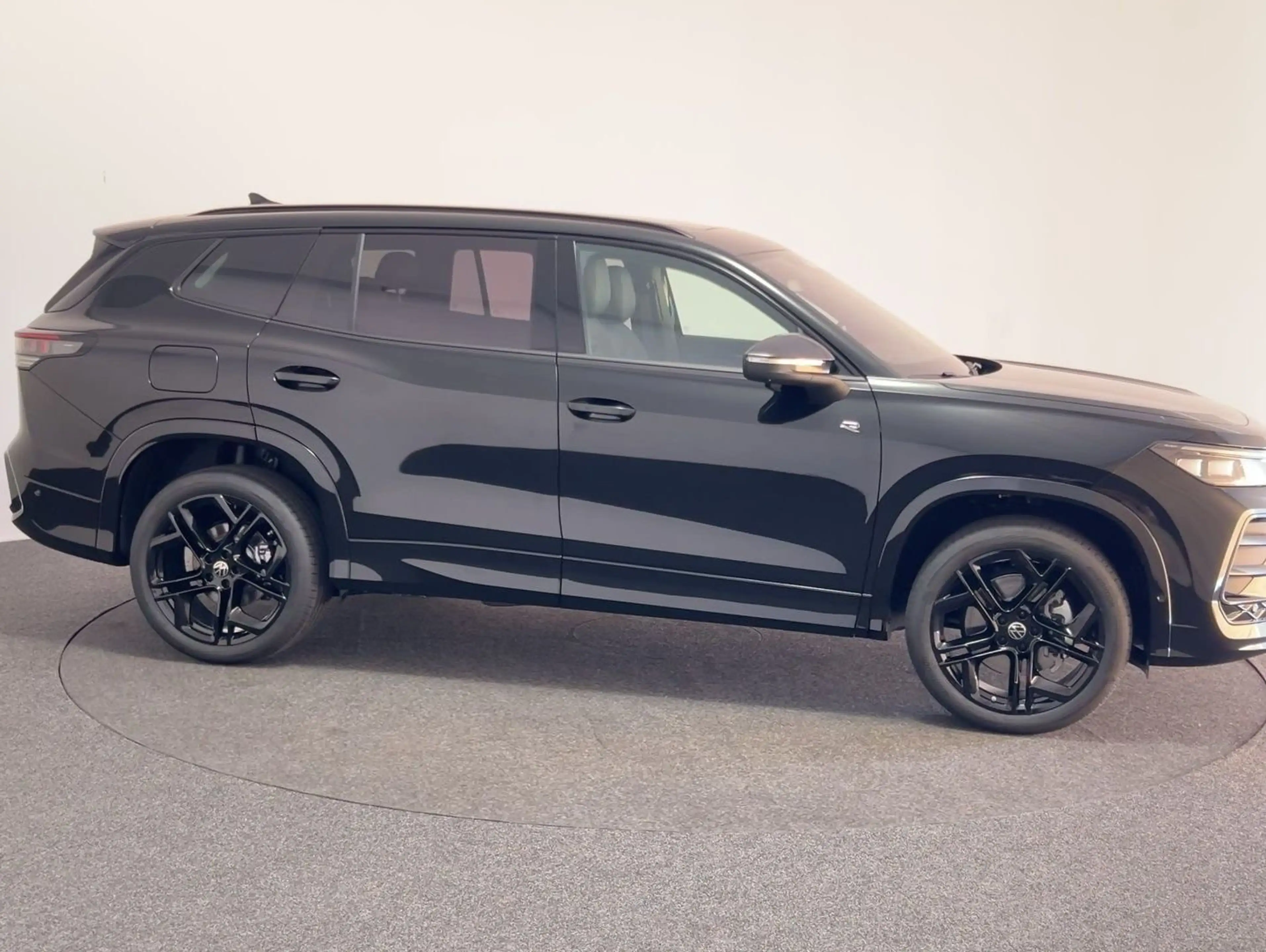Volkswagen Tayron 1.5 eHybrid DSG R-Line CarPlay Pano Black — photo 5