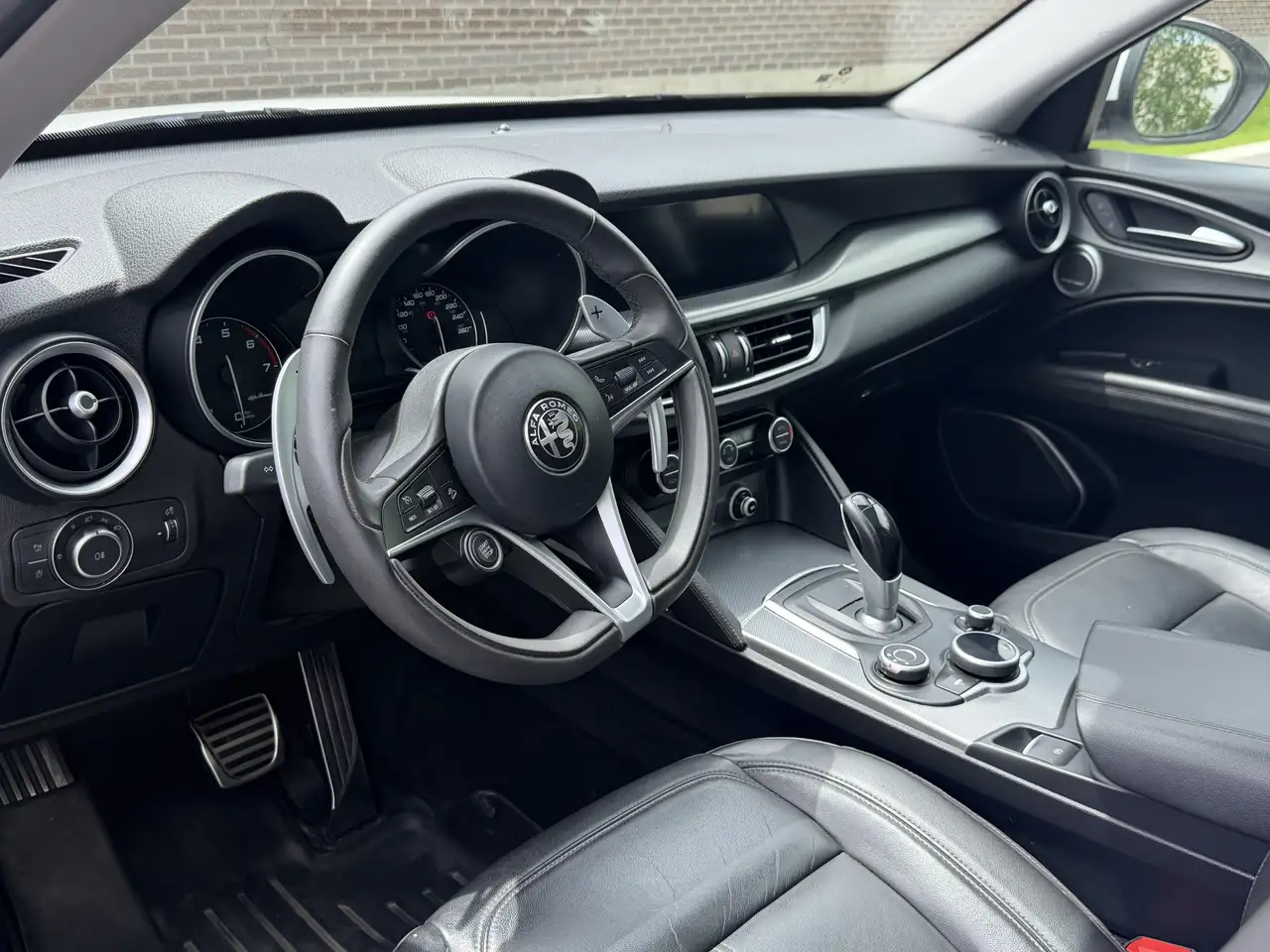 Alfa Romeo Stelvio снимка Alfa Romeo Stelvio