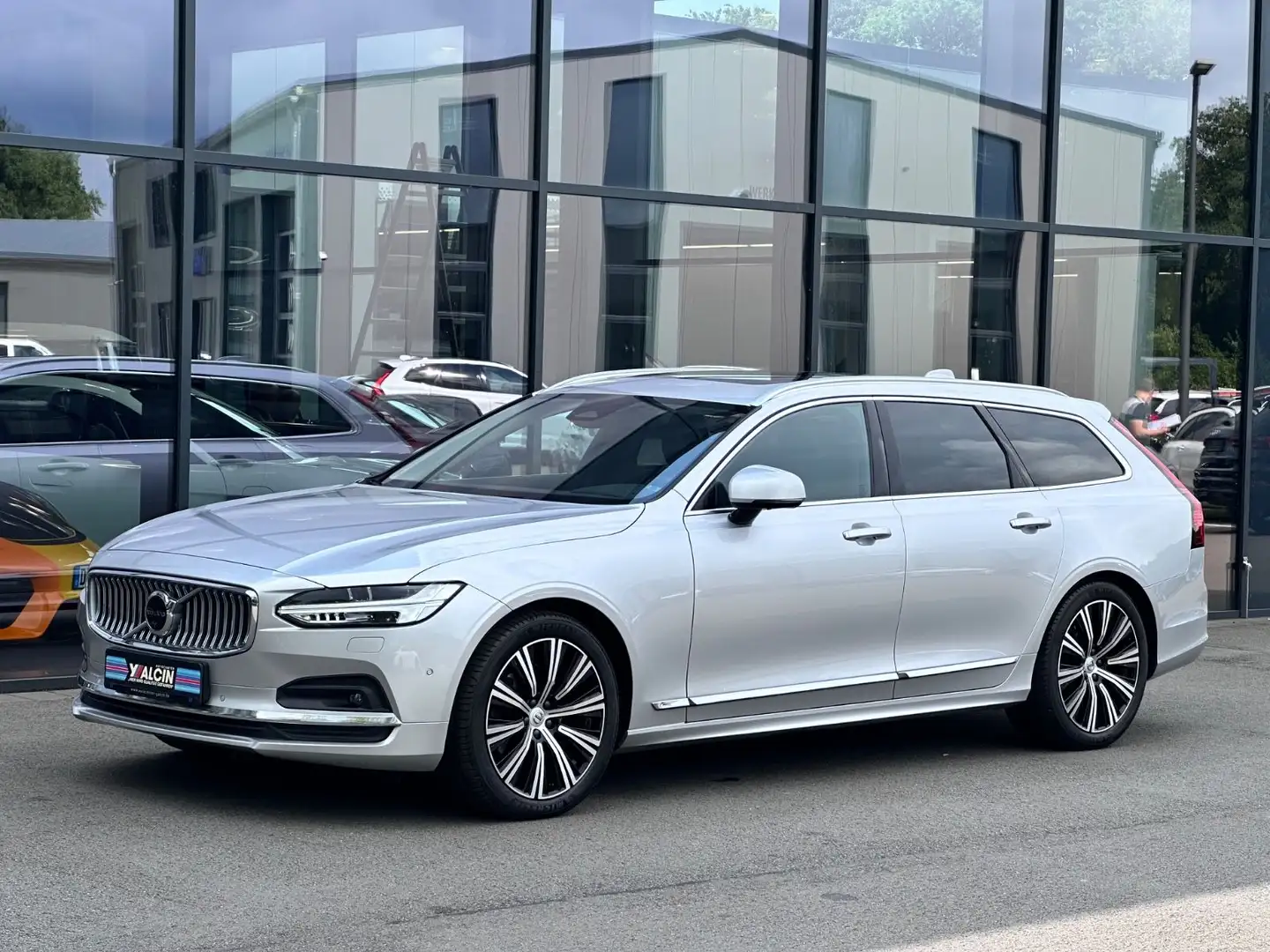 Volvo V90 B4 D Inscription Geartronic 1.H/ACC/AHK/PANO Grijs - 2