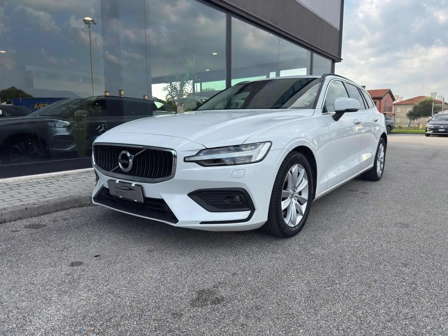 Volvo V60 B4 (d) Geartronic Momentum Business Pro Wit - 1