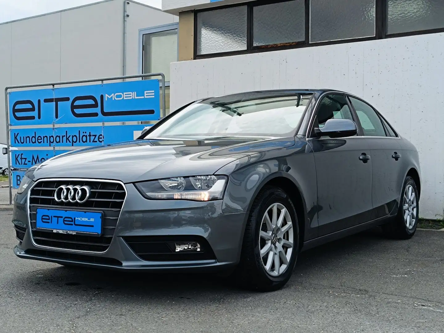 Audi A4 Lim. Attraction Klima Tempomat SHZ PDC Gris - 1