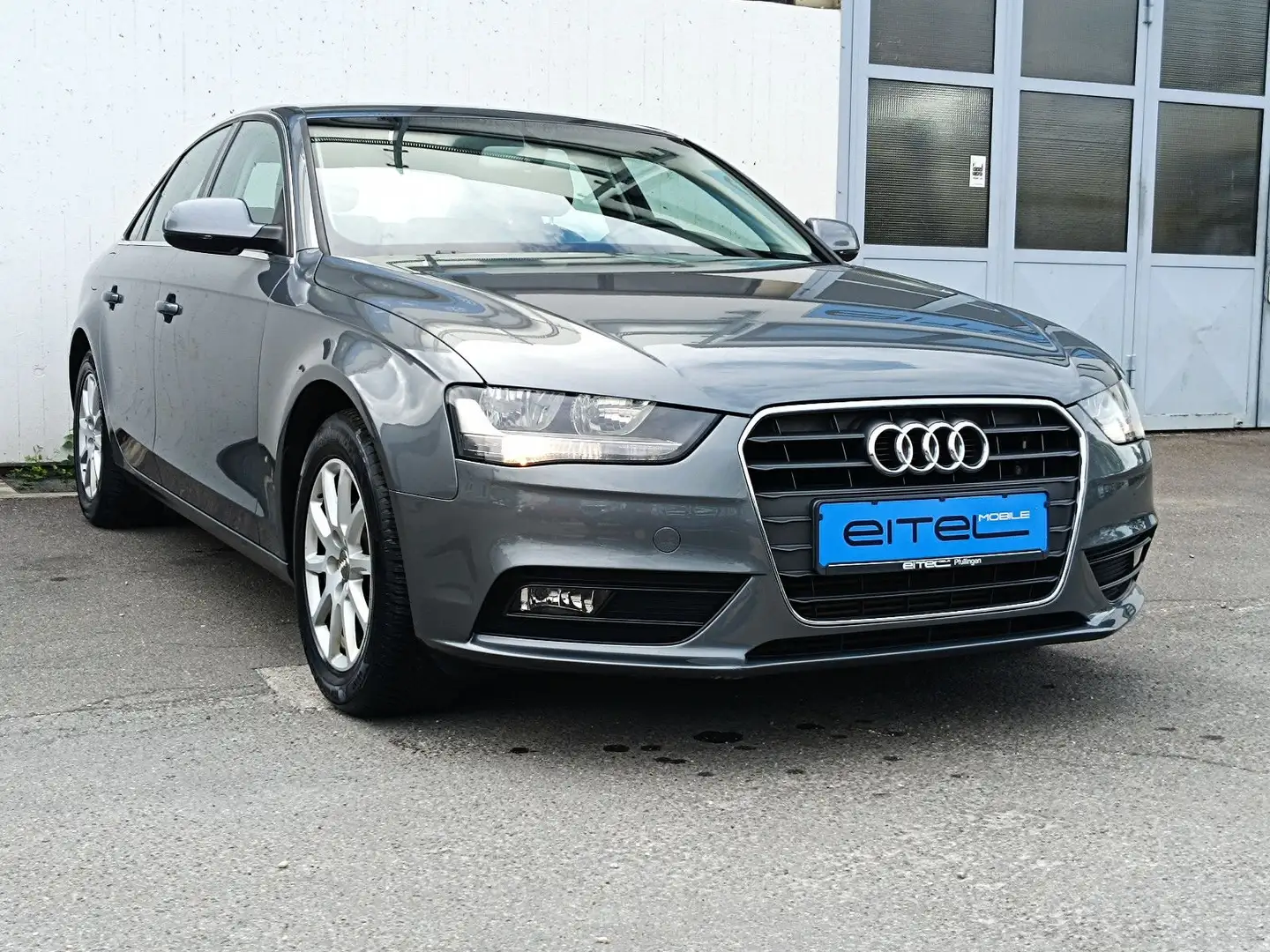 Audi A4 Lim. Attraction Klima Tempomat SHZ PDC Gris - 2