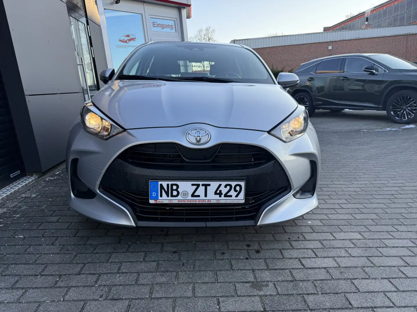 Toyota Yaris 1.0 Comfort Silber - 2
