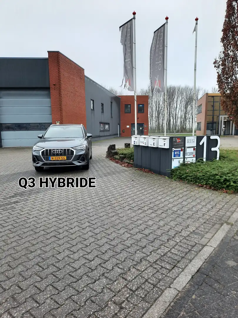Audi Q4 e-tron 45 TFSI e S edition Grijs - 1