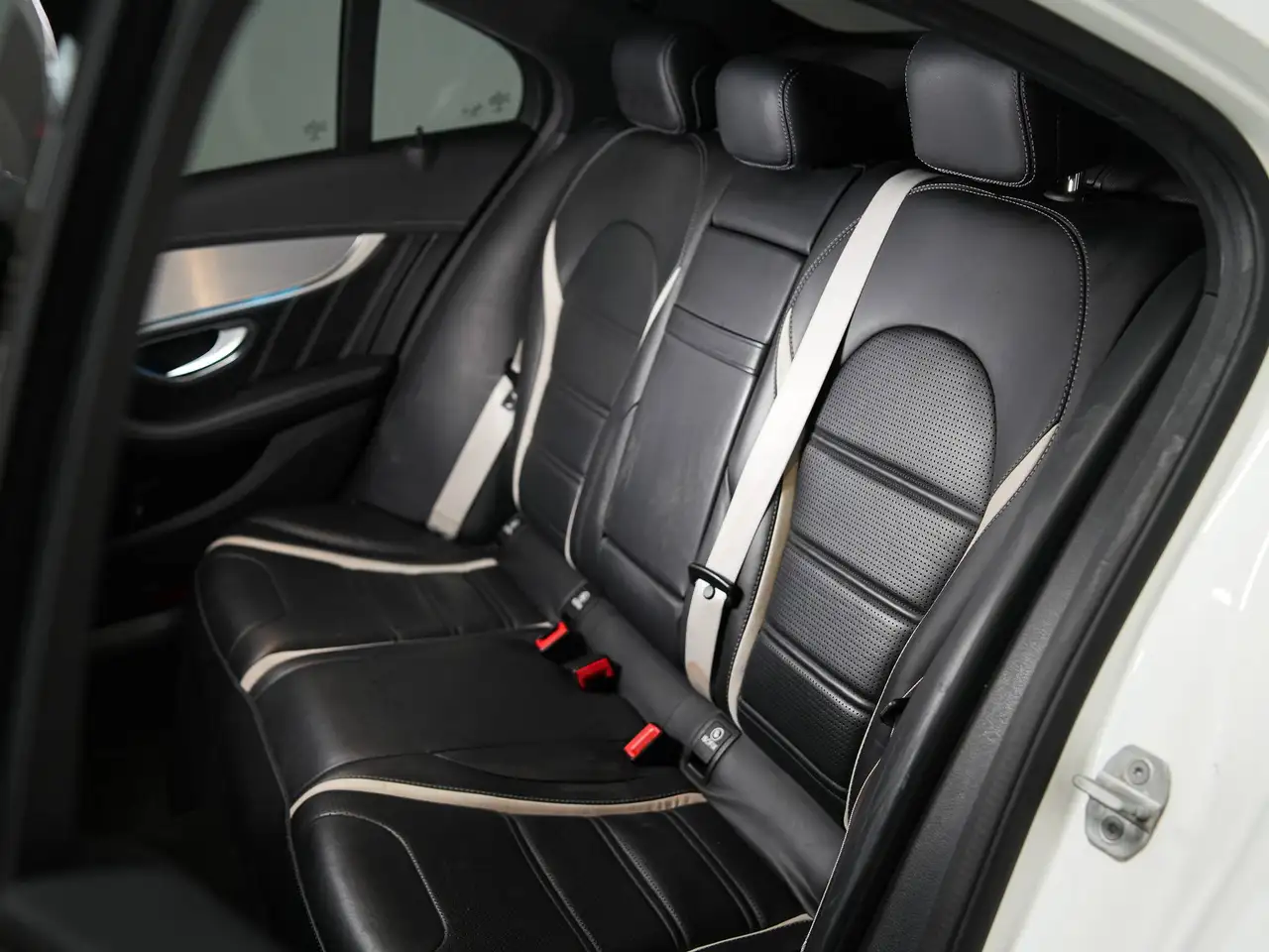 Mercedes-Benz C-Class снимка Mercedes-Benz C-Class