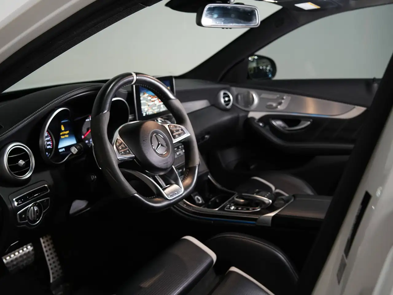 Mercedes-Benz C-Class снимка Mercedes-Benz C-Class