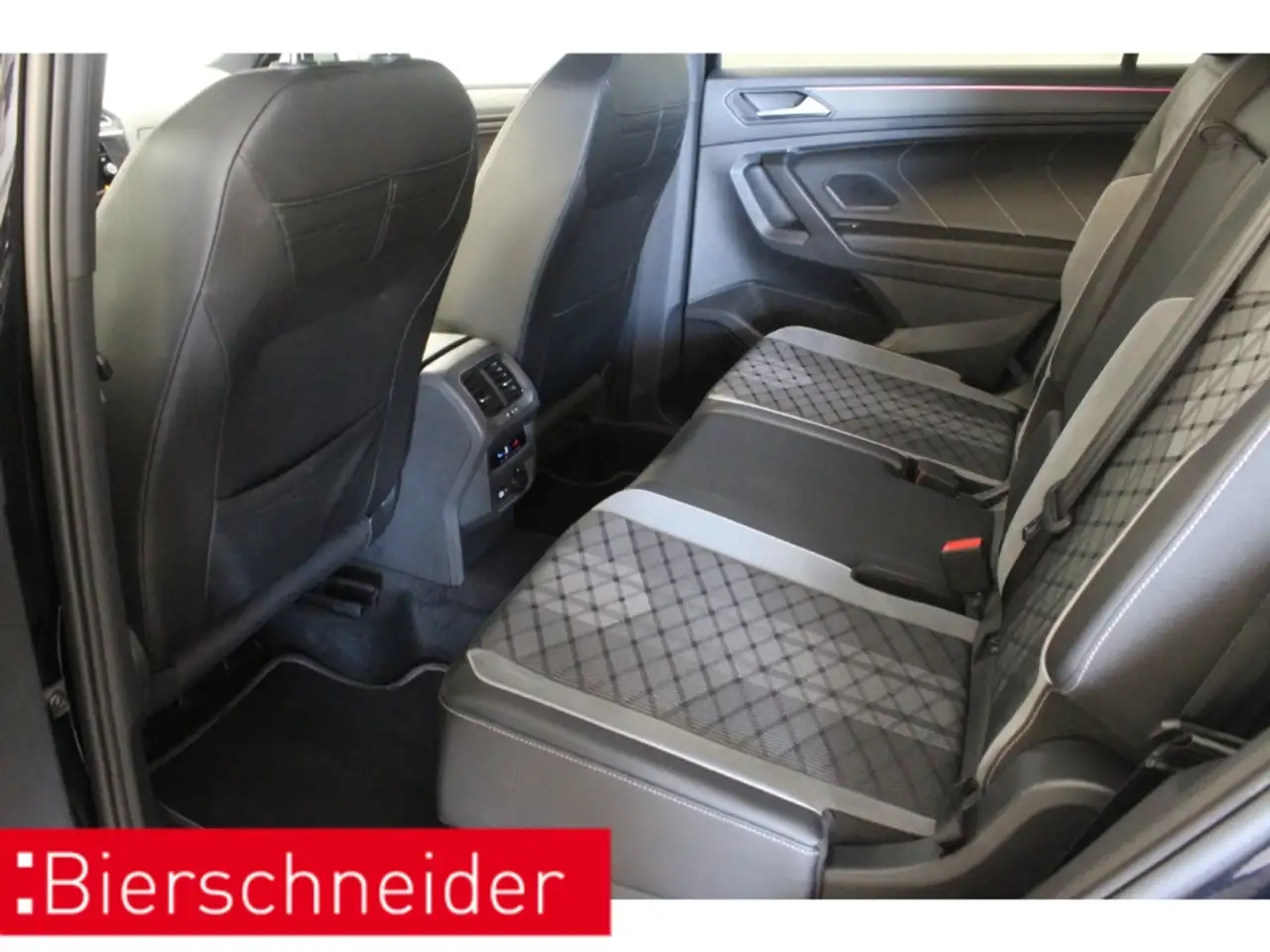 Volkswagen Tiguan Allspace 2.0 TSI DSG 4Mo. 2x R-Line 20 AHK MATRIX PANO 12