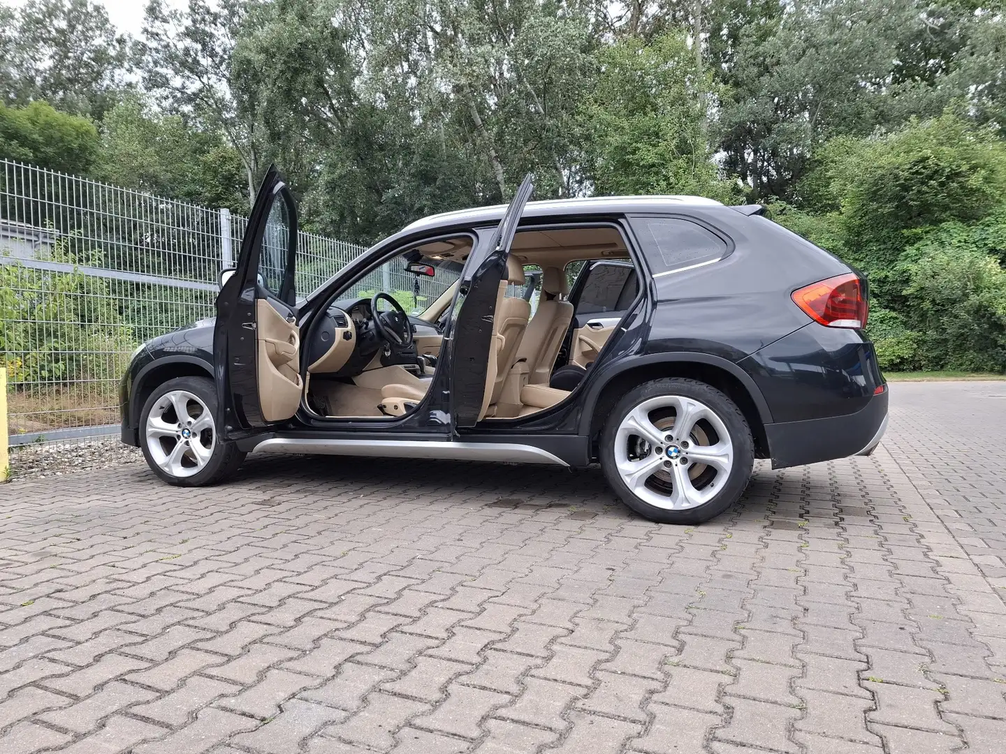 BMW X1 xDrive23d Aut. Zwart - 1