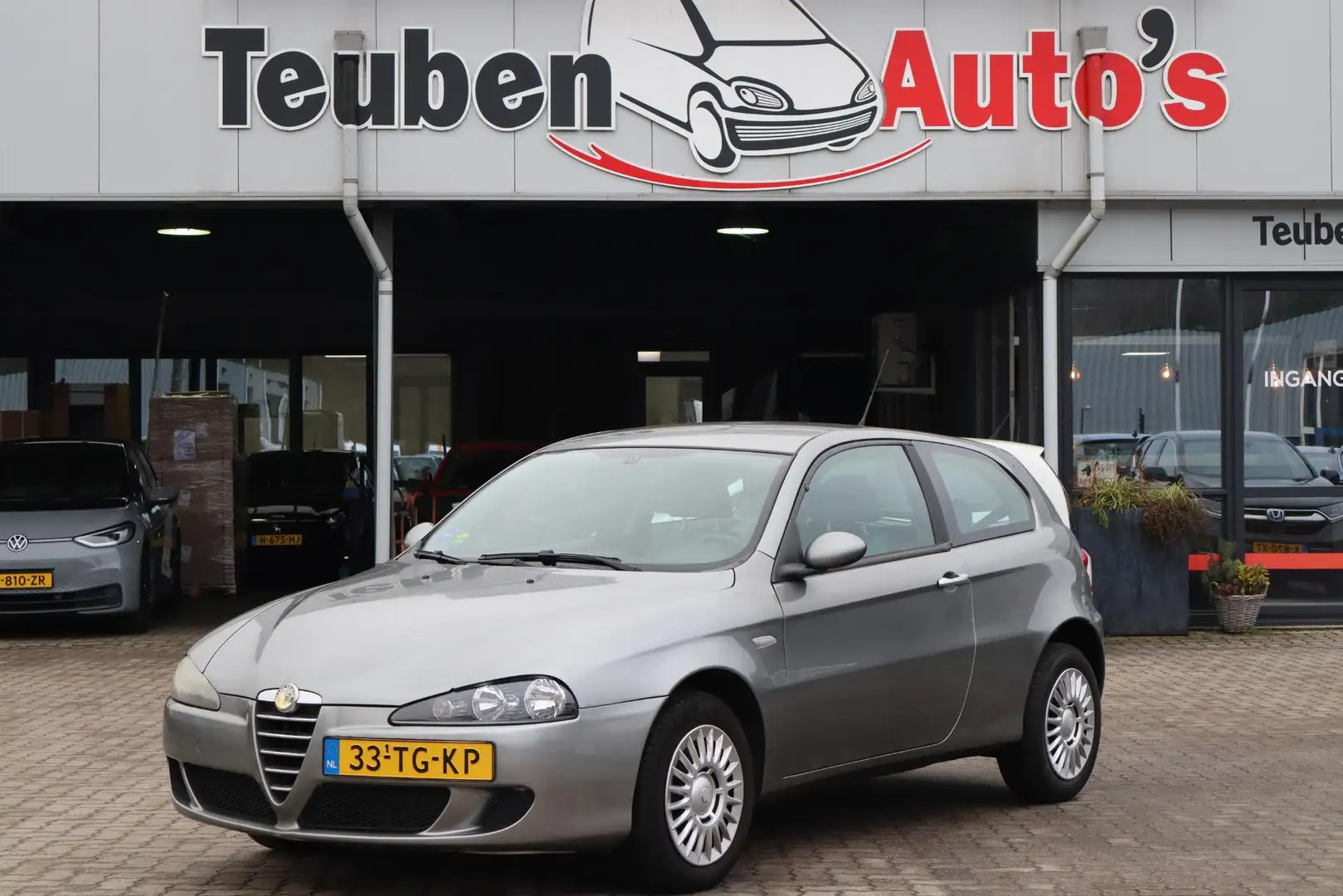 Alfa Romeo 147 1.6 T.Spark Progression APK t/m 15-04-2027, Airco, Gris - 1