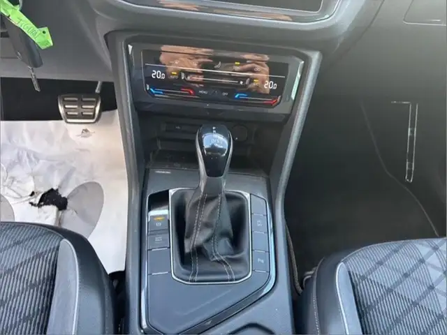 Volkswagen Tiguan view 4