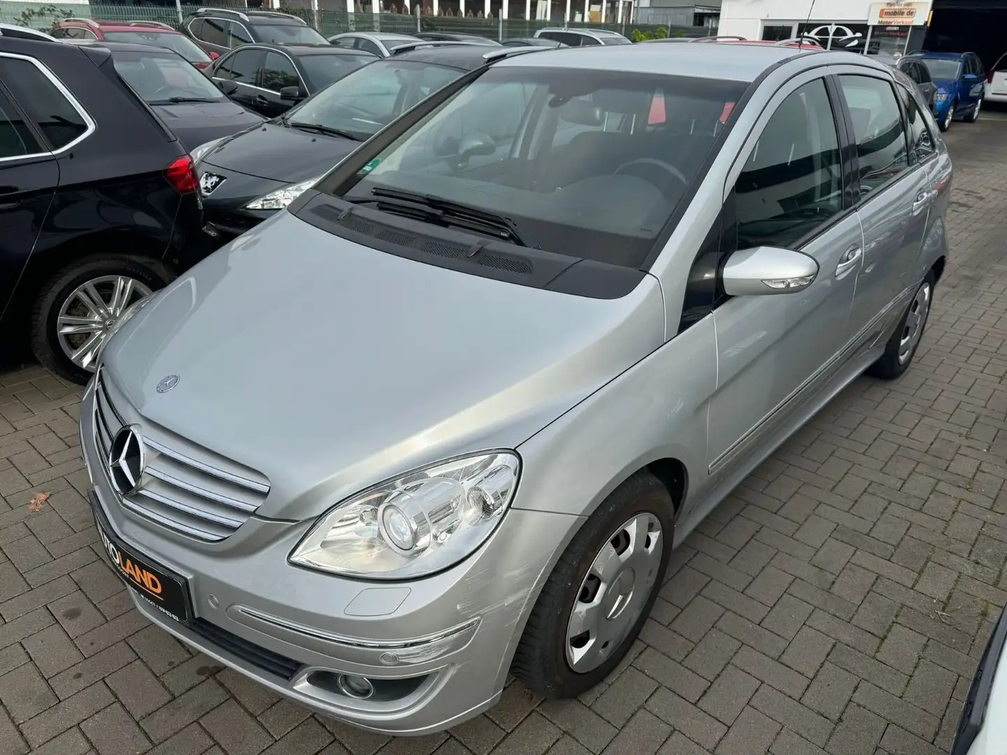Mercedes-Benz B 180 B -Klasse*AUT.*NAVI*BI XENON*PDC*AHK*SHZG Argintiu - 2