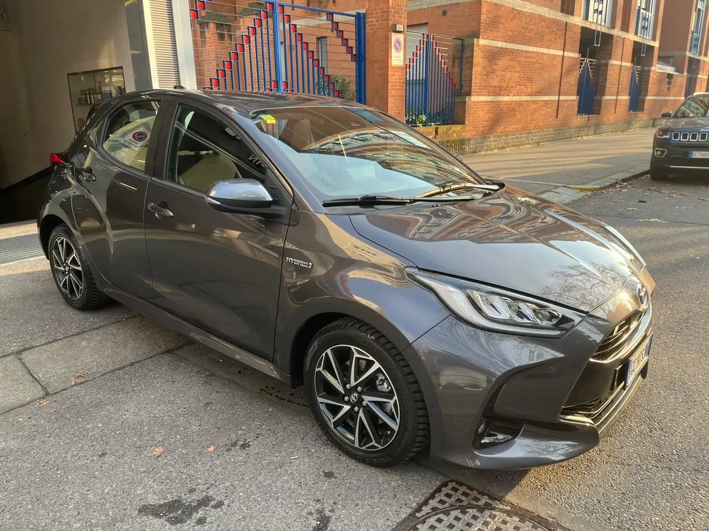 Toyota Yaris YARIS 1.5 HYBRID 92 cv TREND Gris - 2