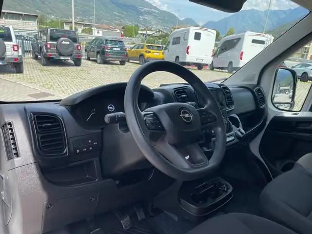 Opel Movano view 15