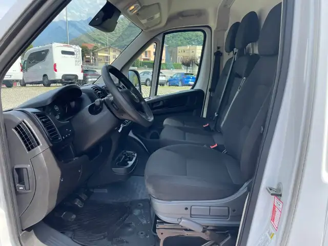 Opel Movano view 6