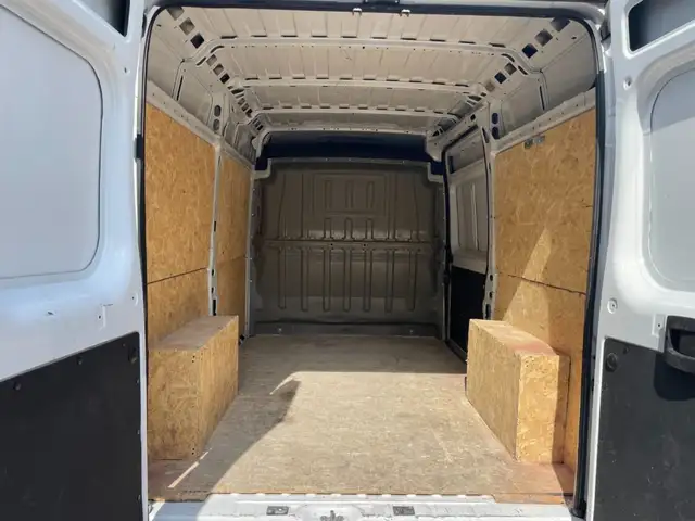 Opel Movano view 13