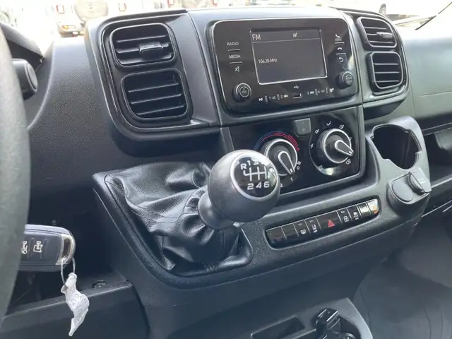 Opel Movano view 8