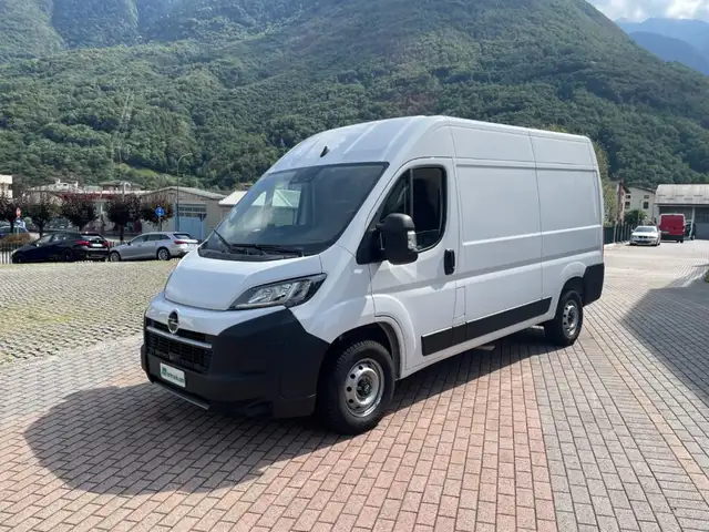 Opel Movano view 3