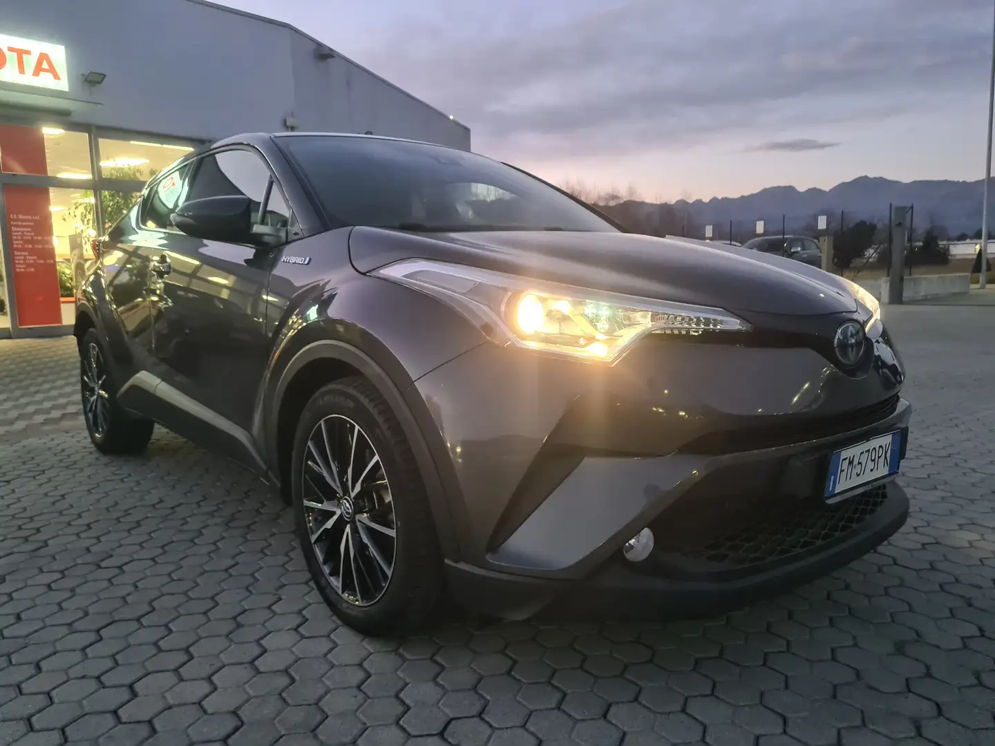 Toyota C-HR C-HR I 2016 1.8h Trend 2wd e-cvt Gris - 1
