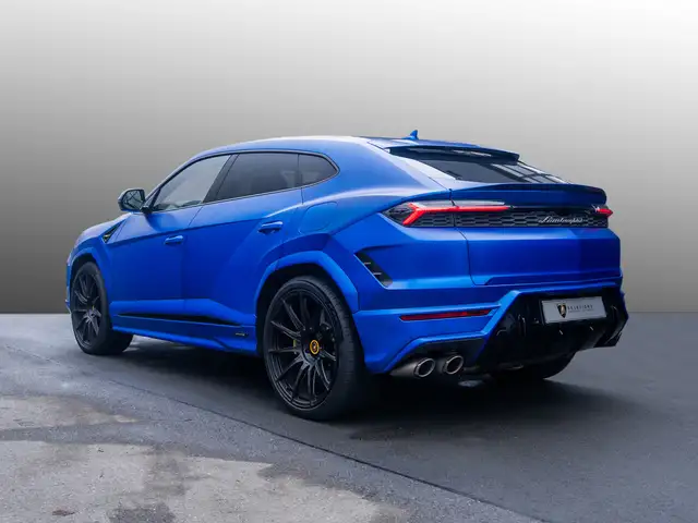 Lamborghini Urus view 3
